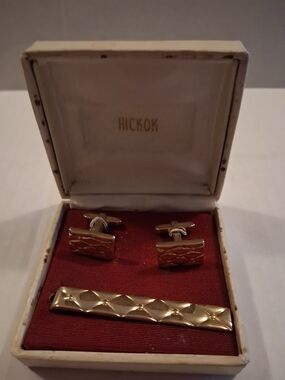 Hickok Gold-Tone Quilted Cufflinks and Tie Bar Set - Gold